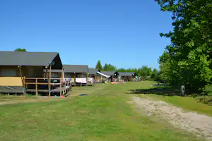 Camping De Lente van Drenthe - Safari-Lodges mit Veranda auf dem Campingplatz