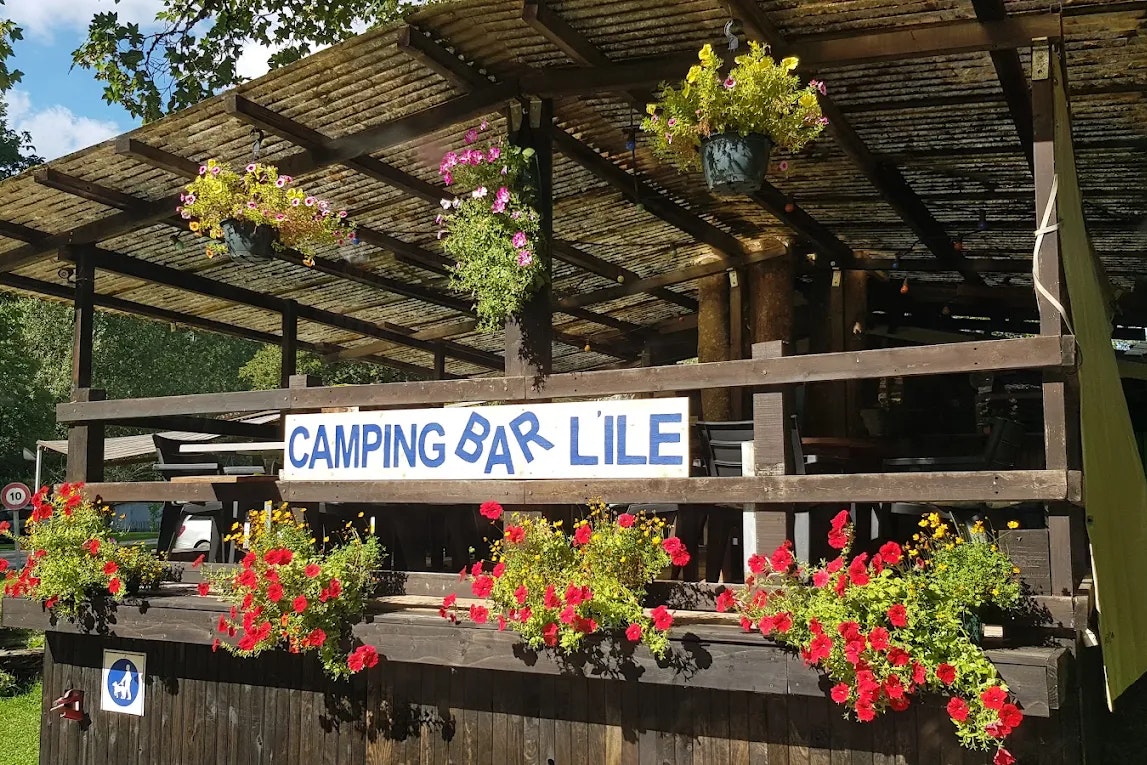 Camping de l'Ile - Blick auf die Terrasse der Bar des Campingplatzes