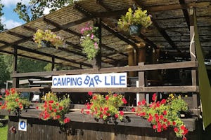 Camping de l'Ile - Blick auf die Terrasse der Bar des Campingplatzes