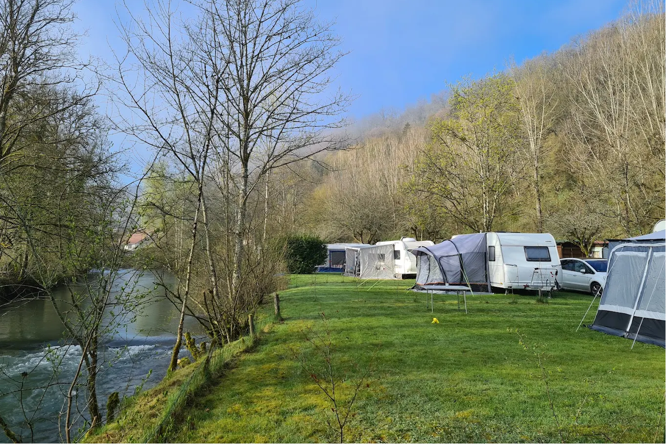 Camping de l'Ile - Standplätze direkt am Wasser