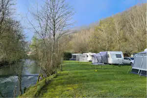 Camping de l'Ile - Standplätze direkt am Wasser