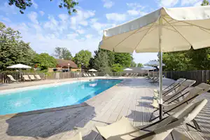 Camping de l'Ill - Colmar - Pool mit Sonnenschirmen und Liegestühlen auf dem Campingplatz