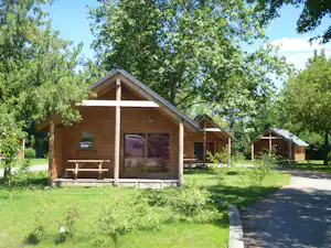 Camping de l'Ill - Colmar - Chalet mit Veranda im Grünen auf dem Campingplatz