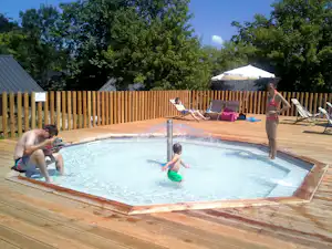 Camping de l'Ill - Colmar - Kinderbecken mit Sonnenschirmen und Liegestühlen auf dem Campingplatz