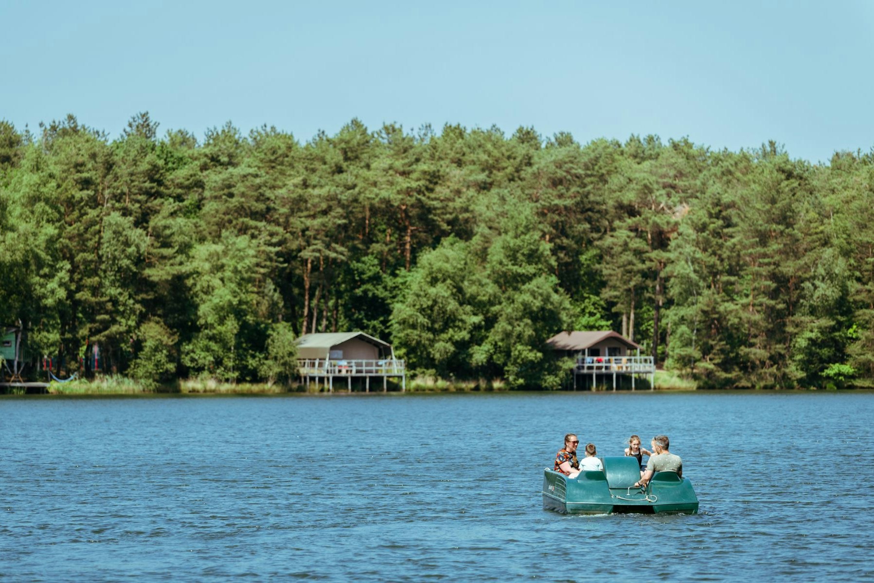 Camping De Lilse Bergen - Camper beim Tretbootfahren auf dem Campingplatz