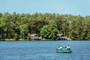 Camping De Lilse Bergen - Camper beim Tretbootfahren auf dem Campingplatz