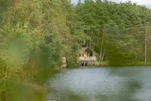 Camping De Lilse Bergen - Glamping-Zelte auf Stelzen am Ufer des Sees