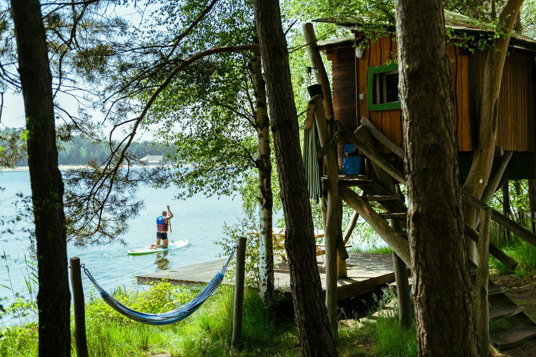 Camping De Lilse Bergen - Mietunterkünfte zwischen den Bäumen direkt am Ufer des Sees