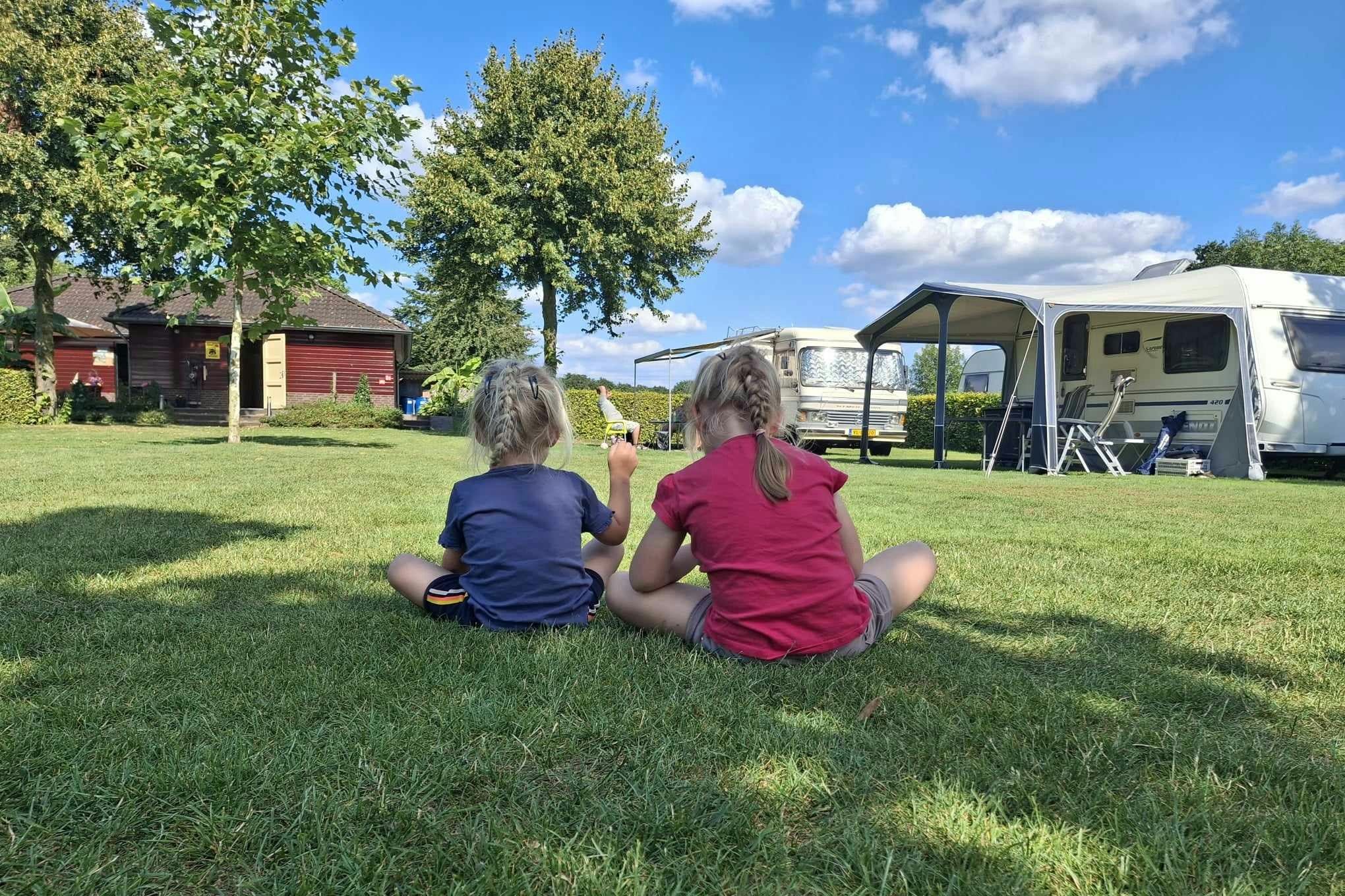 Camping De Linde - Kinder auf der Campingplatzwiese