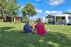 Camping De Linde - Kinder auf der Campingplatzwiese