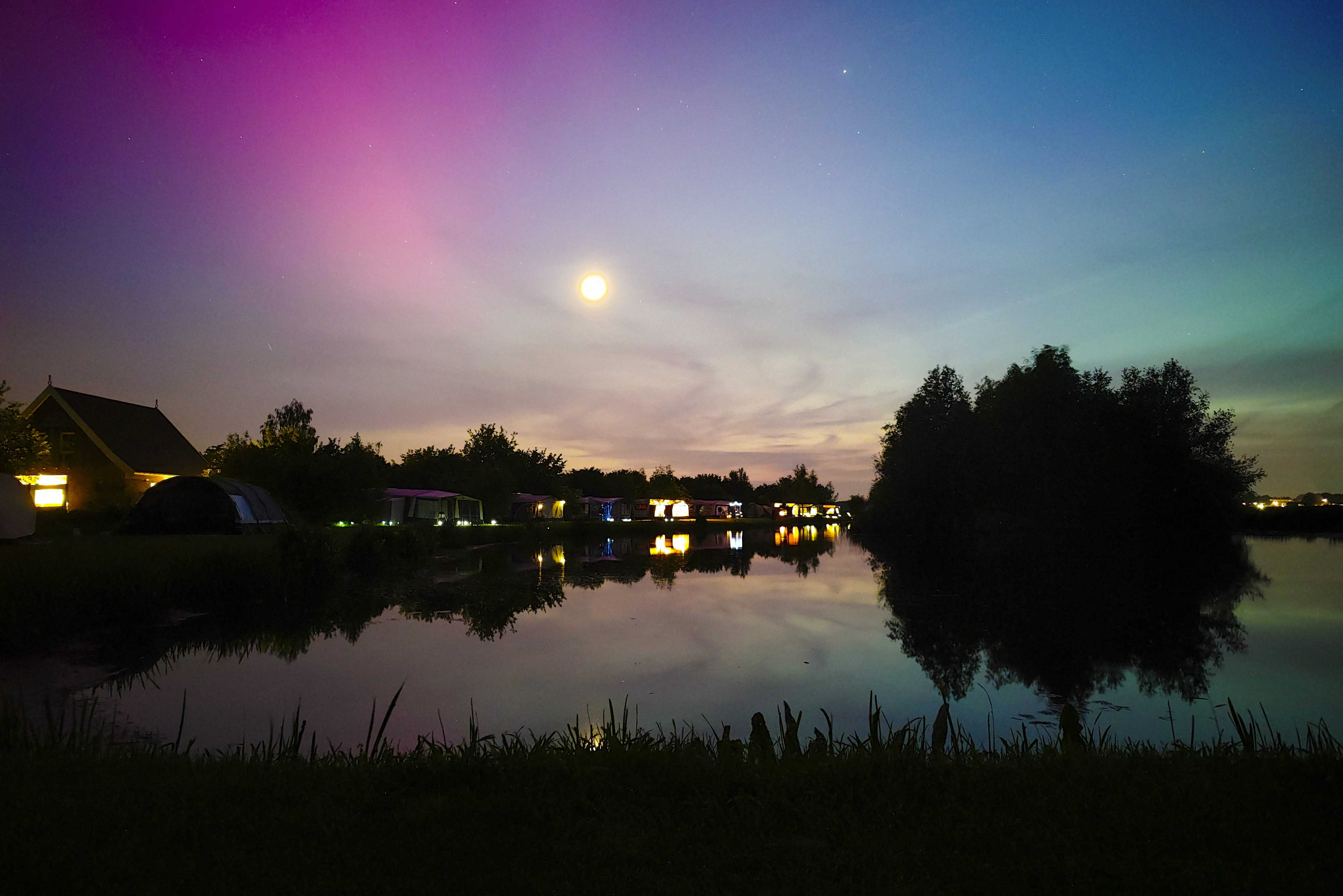 Camping De Linderbeek - Blick auf den Campingplatz bei Nacht
