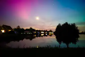 Camping De Linderbeek - Blick auf den Campingplatz bei Nacht