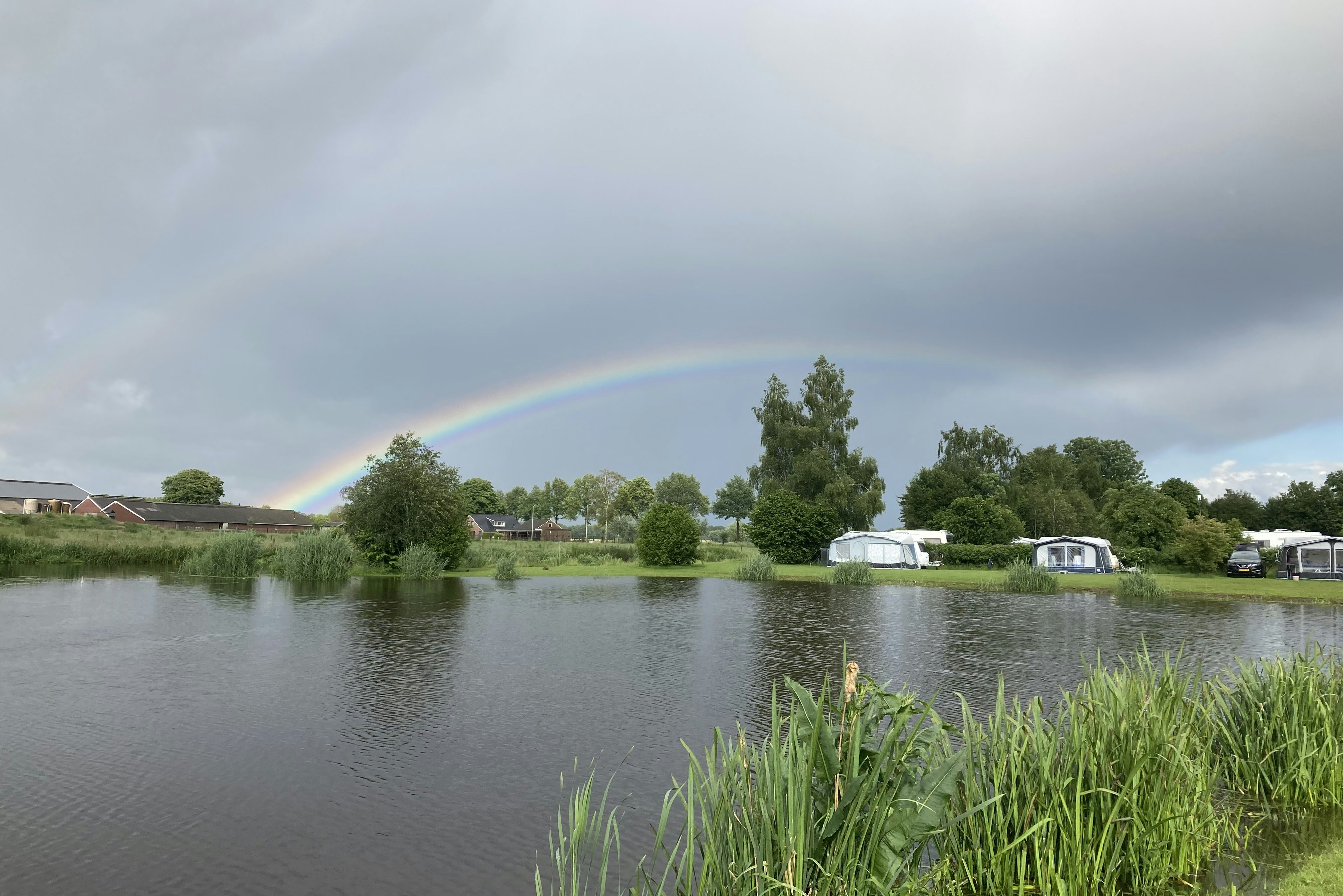 Camping De Linderbeek - Blick auf die Standplätze am Wasser