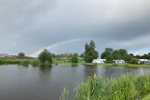 Camping De Linderbeek - Blick auf die Standplätze am Wasser