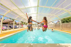 Camping de l'Île Verte - Hallenbad im Poolbereich auf dem Campingplatz