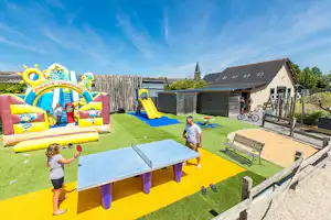Camping de l'Île Verte - Kinderspielplatz mit Trampolin und Tischtennis auf dem Campingplatz
