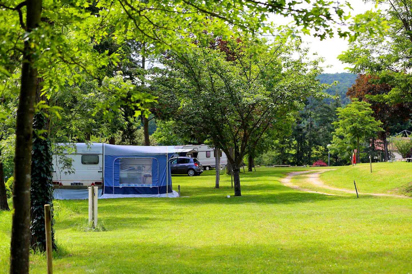 Camping de l’Orangerie - Stellplätze und Zeltplätze im Grünen auf dem Campingplatz
