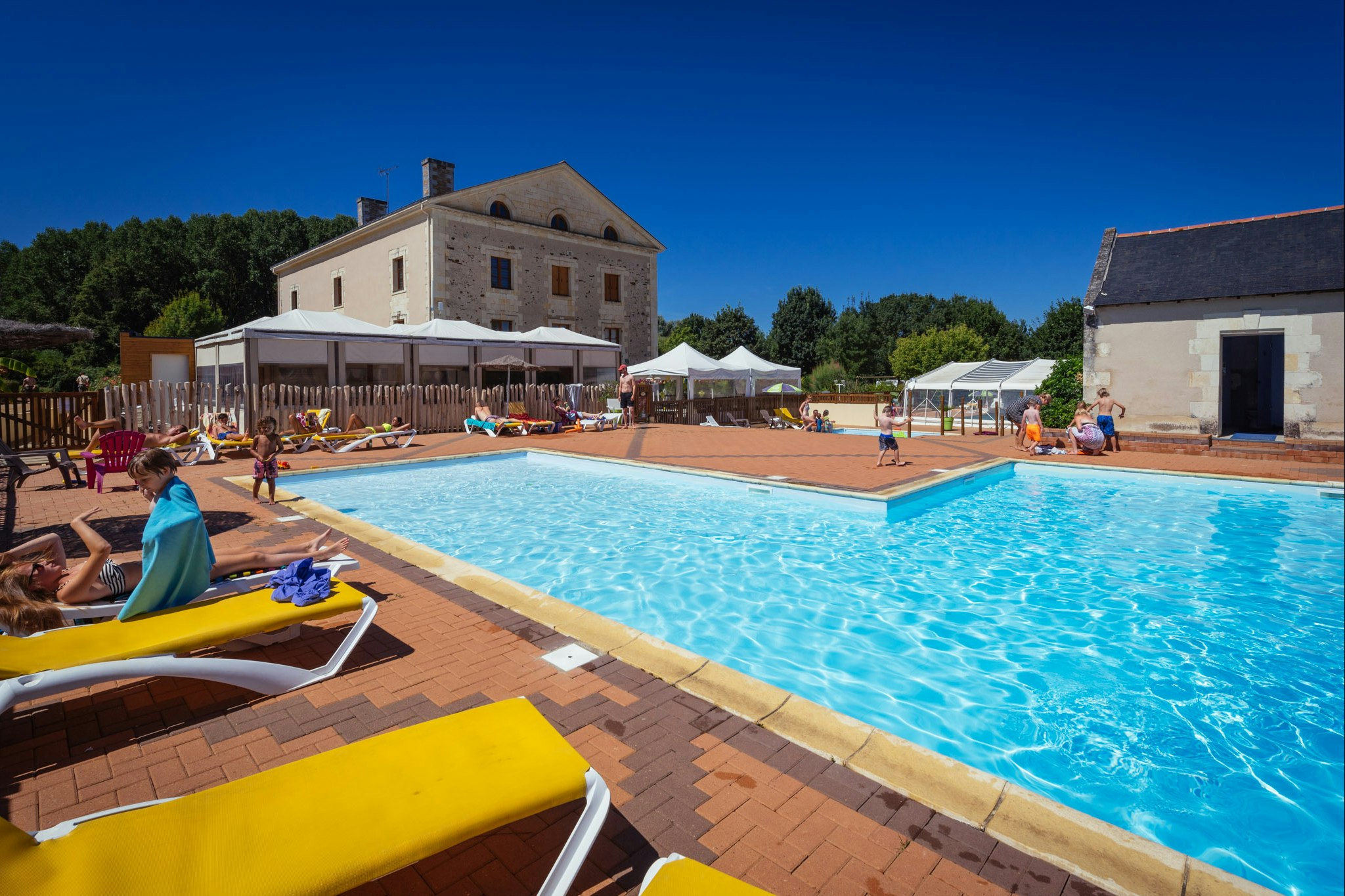 Sites et Paysages Camping de l'Etang  - Pool im Freien mit Liegestühlen und Sonnenschirmen