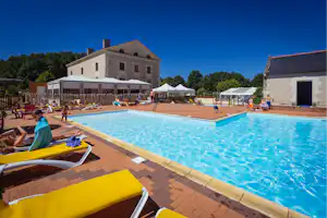 Sites et Paysages Camping de l'Etang - Pool im Freien mit Liegestühlen und Sonnenschirmen
