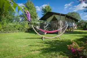 Sites et Paysages Camping de l'Etang - Mobilheim mit Terrasse und Hängematte auf dem Campingplatz