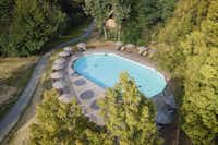 Camping de Lyon - Blick auf den Pool mit Liegestühlen und Sonnenschirmen