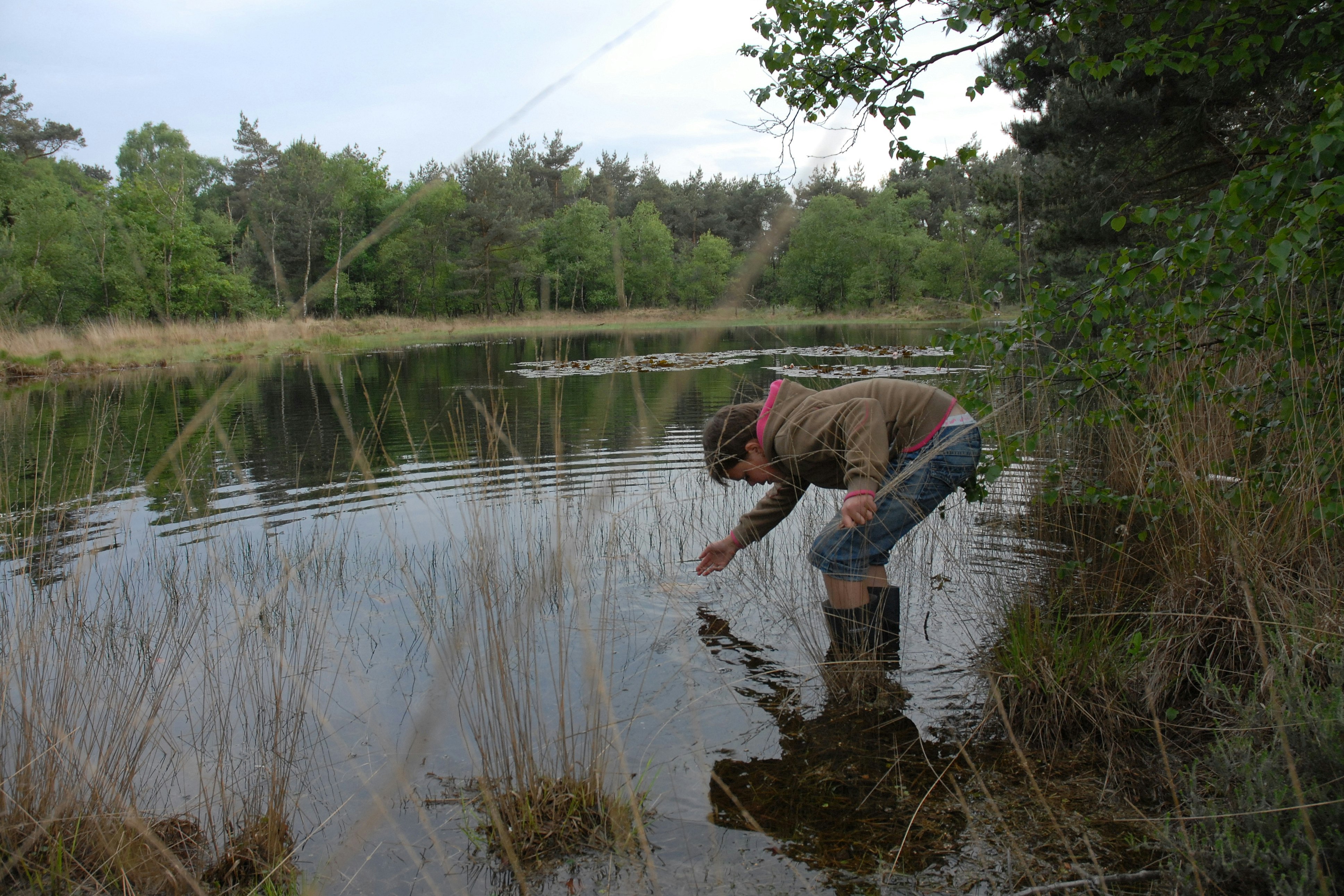 Camping De Maaneschijn - Kind spielt im Wasser