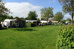 Camping De Maashoeve - Wohnwagenstellplatz und Wohnmobilstellplatz vom Campingplatz