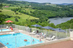 Flower Camping de Mars - Blick auf den Pool und den Fluss