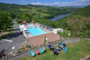 Flower Camping de Mars - Blick auf die Poollandschaft und Umgebung des Campingplatzes