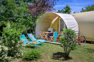 Flower Camping de Mars - Mietunterkunft mit kleiner Terrasse und Sonnenliegen auf der Wiese