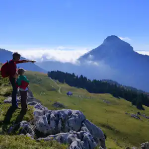 Camping Sites et Paysages de Martinière Camping de Martinière - Camper mit Kind beim Wandern in den Bergen