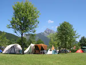 Camping Sites et Paysages de Martinière Camping de Martinière - Zeltwiese mit Bergen im Hintergrund