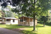 Camping de Masevaux - Sonnige Mobilheime mit Terrasse auf grüner Wiese auf dem Campingplatz