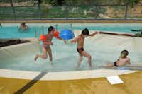 Camping De Matignon - Kinderschwimmbad mit planschenden Kindern