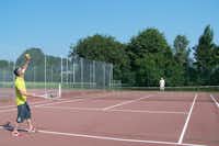 Camping De Matignon - Tennisplatz mit spielenden Campern