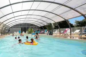 Camping De Matignon - überdachter Swimmingpool mit badenden Campern