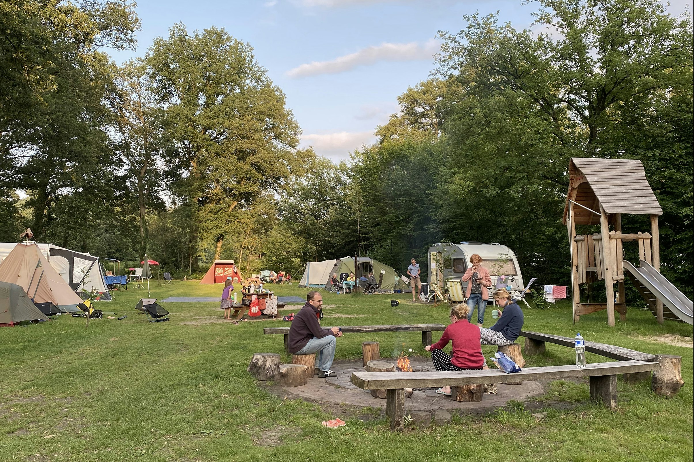 Camping De Meene - Lagerfeuerstelle auf der Standplatzwiese