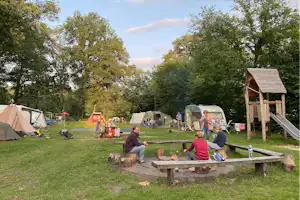 Camping De Meene - Lagerfeuerstelle auf der Standplatzwiese