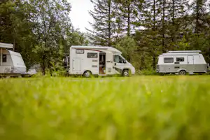 Camping De Meibeek - Wohnmobil- und Wohnwagenstandplätze auf der Wiese