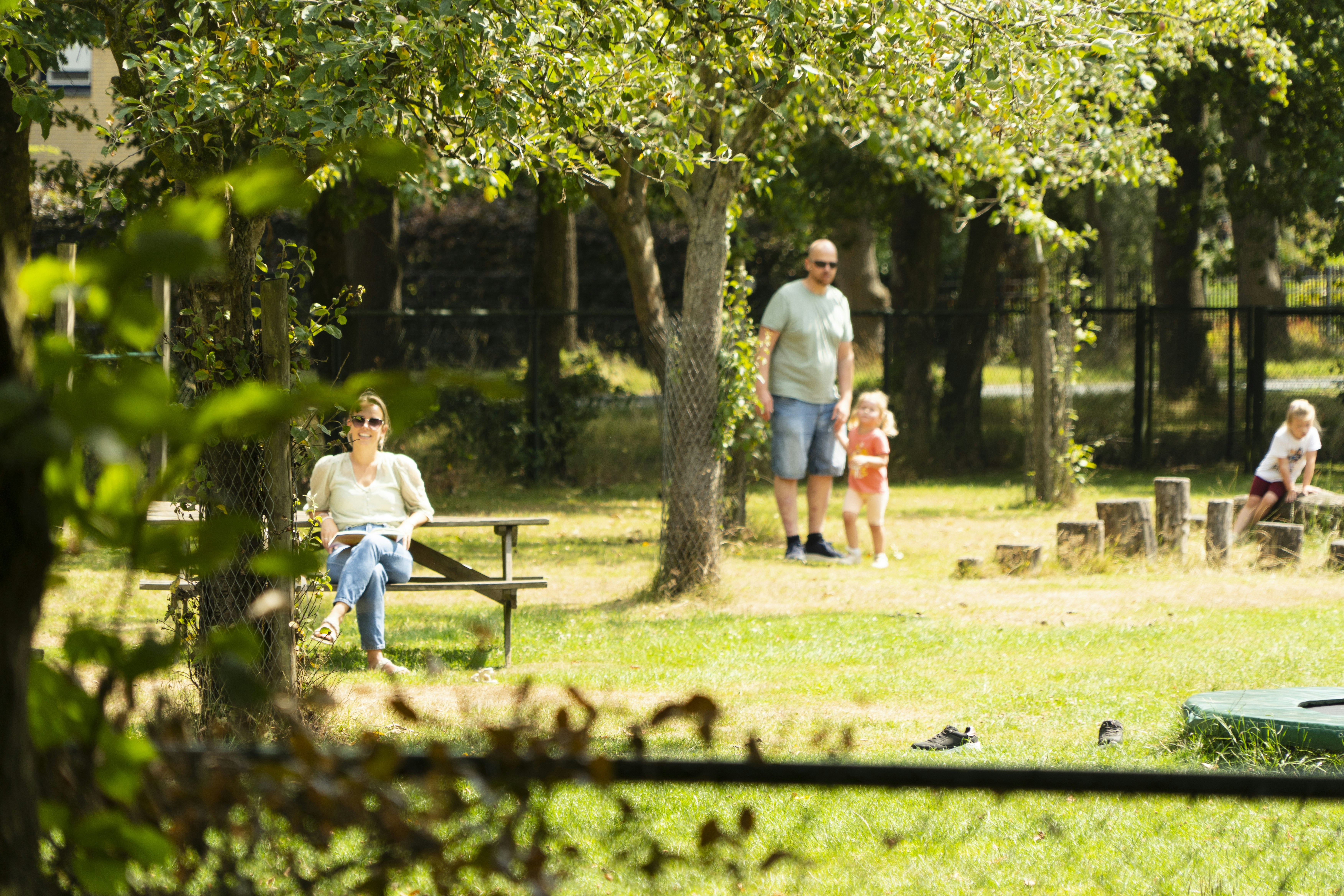 Camping De Menmoerhoeve - Familie mit Kindern auf dem Campingplatz