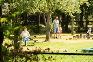 Camping De Menmoerhoeve - Familie mit Kindern auf dem Campingplatz