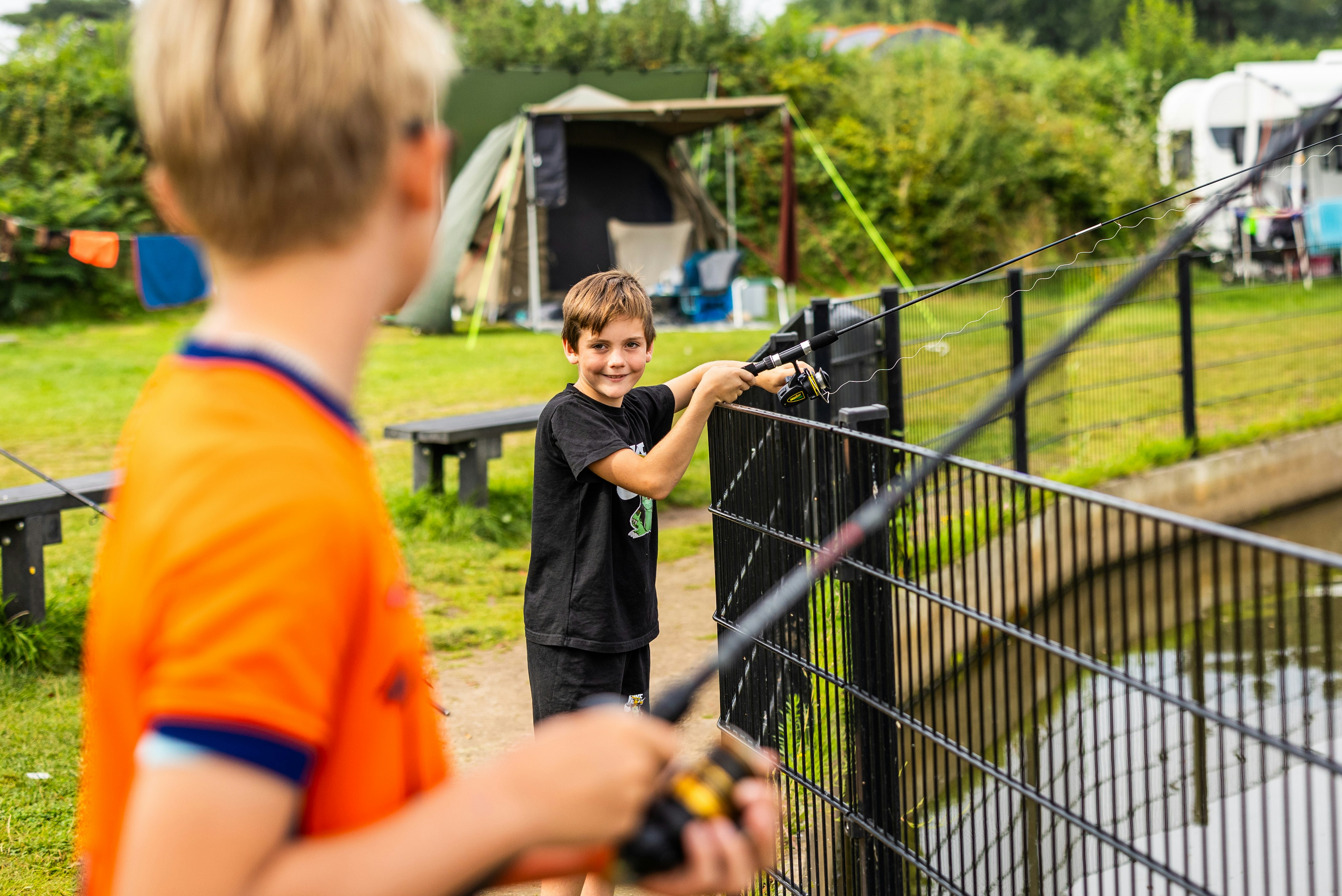 Camping De Molenhof - Kinder angeln im Teich auf dem Campingplatz