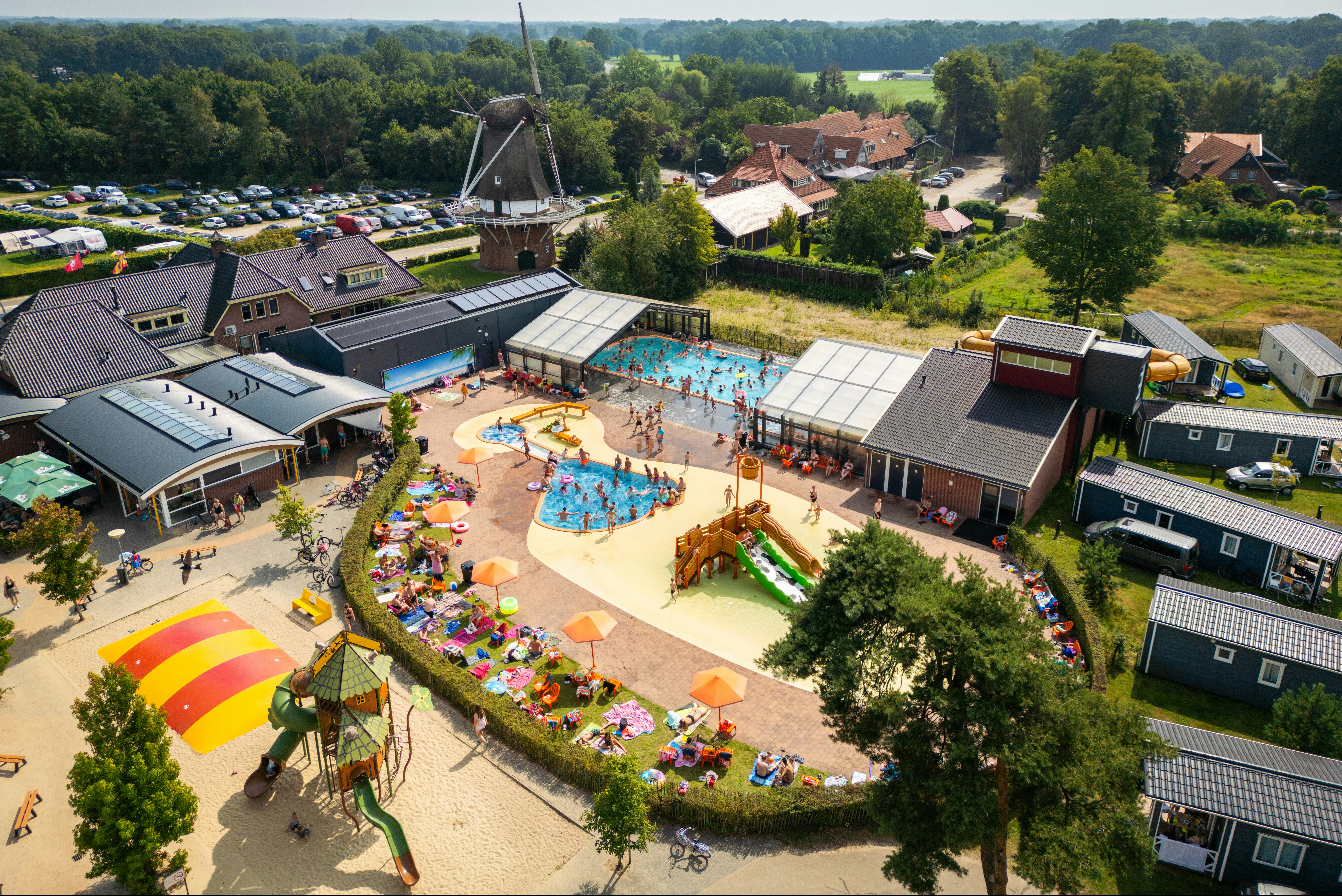 Camping De Molenhof - Luftaufnahme des Campingplatzes mit Pool im Freien