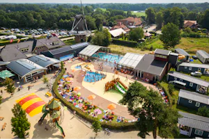 Camping De Molenhof - Luftaufnahme des Campingplatzes mit Pool im Freien