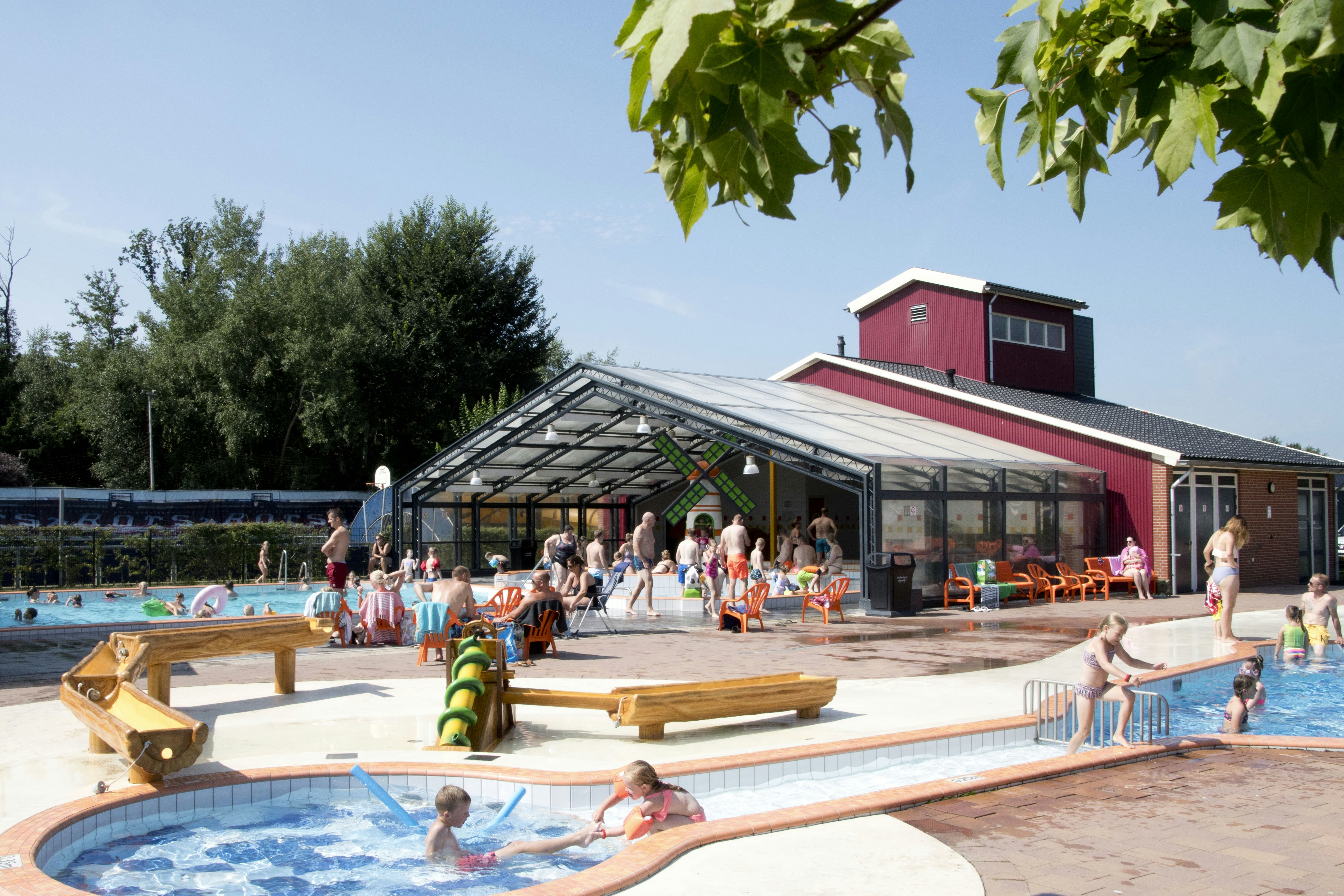 Camping De Molenhof - Poolbereich des Campingplatzes