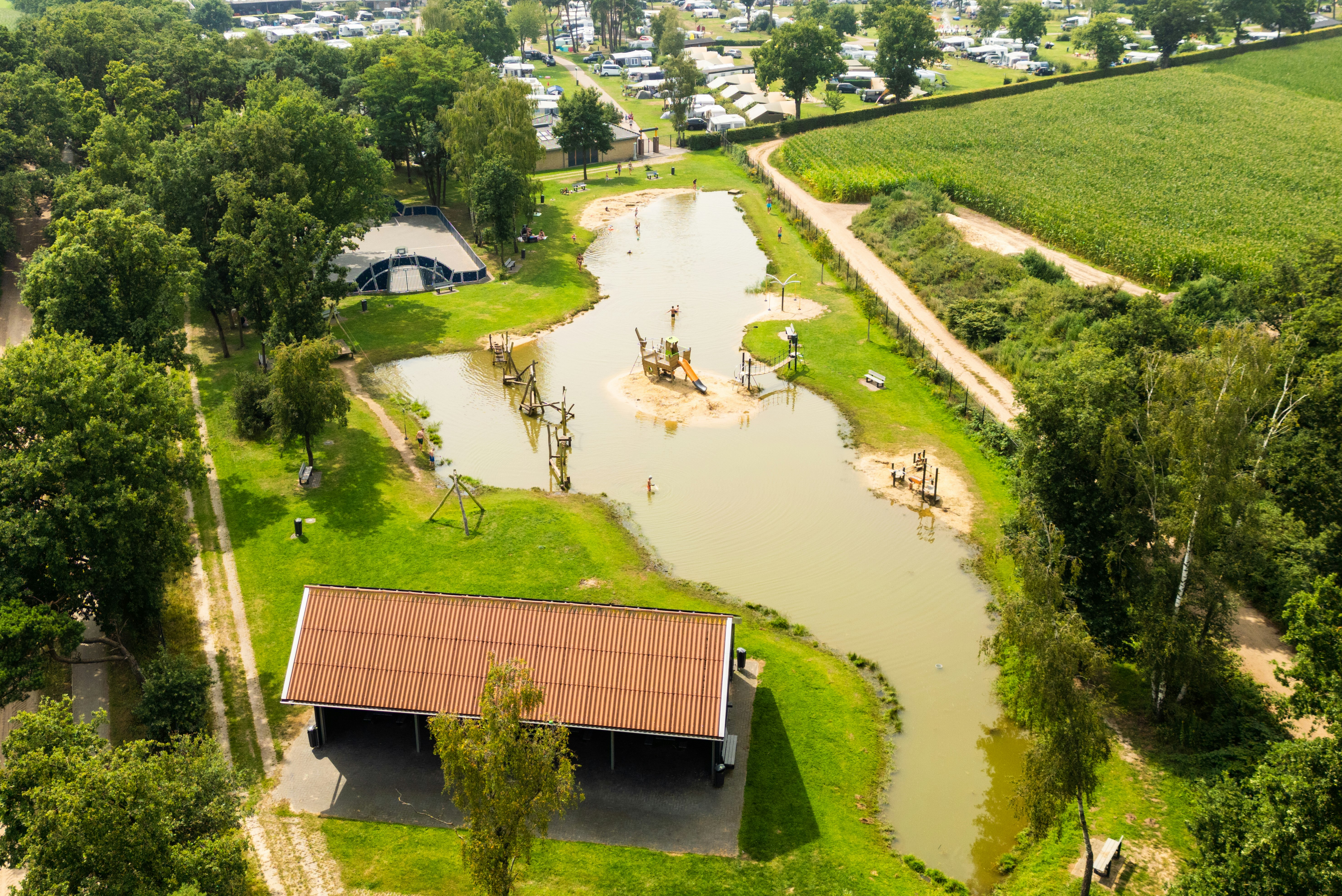 Camping De Molenhof - Teich auf dem Campingplatz mit Spielplatz für Kinder