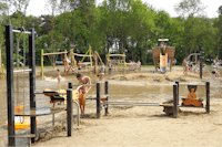 Camping De Molenhof - Wasserlandschaft im Sand für Kinder mit vielen Spielgeräten