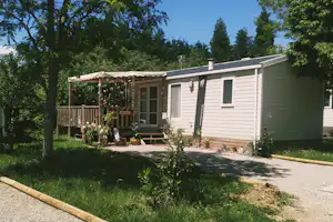 Camping de Montéglin - Mobilheim mit Terrasse im Grünen auf dem Campingplatz