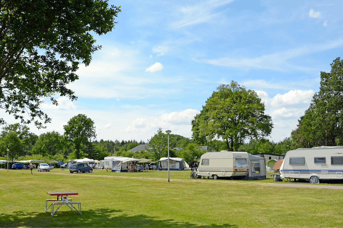 Camping De Mussenkamp  -  Picknicktisch am Stellplatz vom Campingplatz auf grüner Wiese