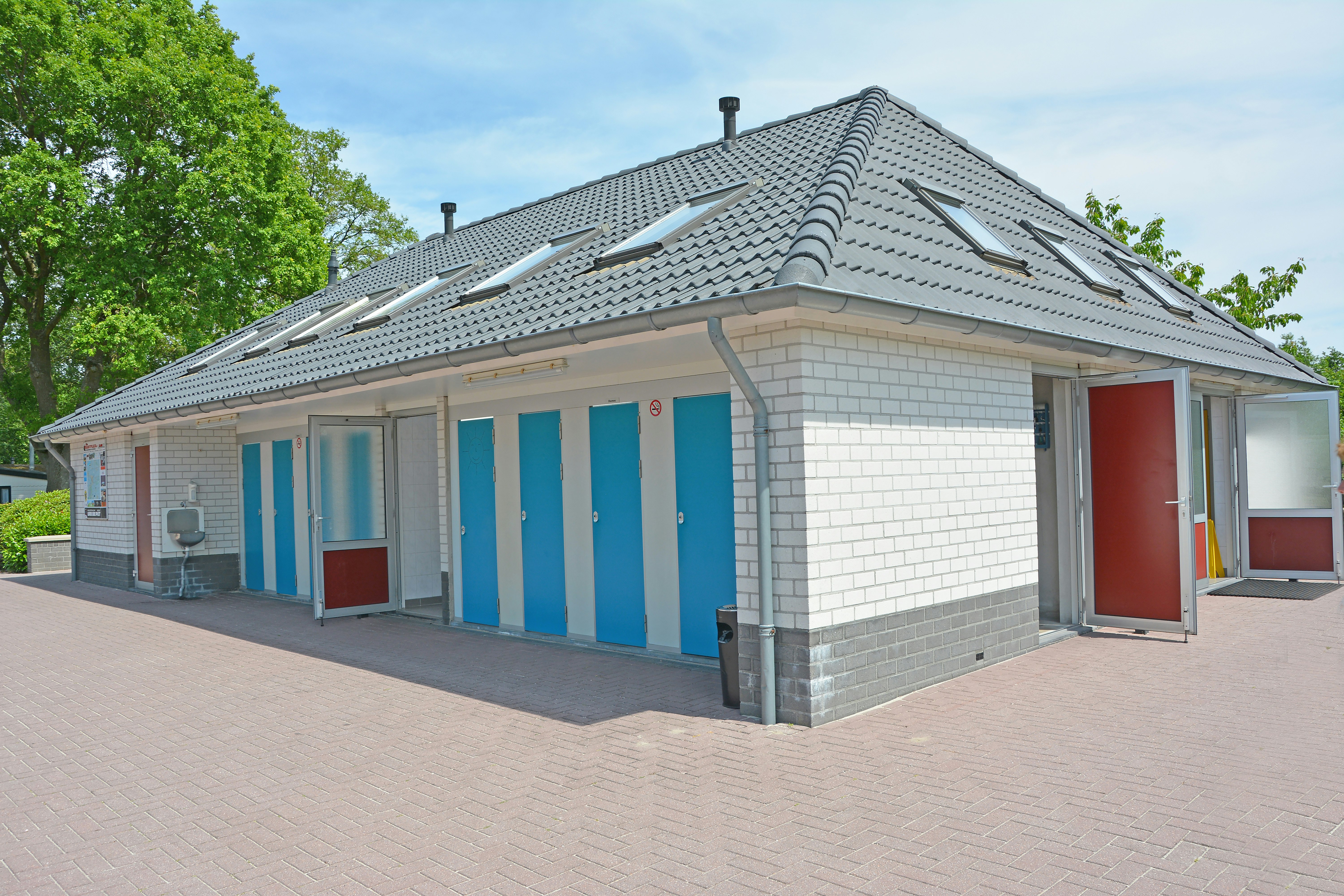Camping De Mussenkamp  -  Sanitärgebäude auf dem Campingplatz von außen